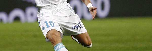 epa01453347 Boudewijn Zenden of Marseille shoots the ball and scores a goal against Auxerre during French League One soccer match, in Marseille, France the 17 August 2008. Marseille won 4-0. EPA/GUILLAUME HORCAJUELO