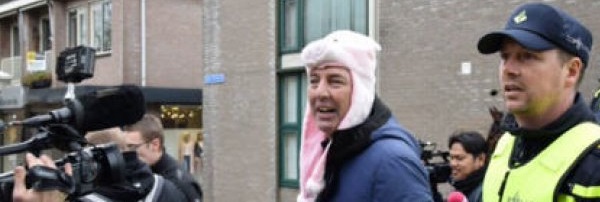 nederlandse-politie-arresteert-betoger-omwille-van-roze-varkensmuts-video