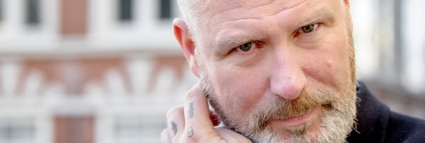 2014-12-19 16:26:26 HAARLEM - Presentator en zanger Eric Corton tijdens 3FM Serious Request 2014. De drie dj's Coen Swijnenberg, Domien Verschuuren en Gerard Ekdom gaan vanuit Haarlem 6 dagen en nachten lang zonder eten geld inzamelen voor meisjes en vrouwen die slachtoffer zijn van seksueel geweld in conflictgebieden. ANP KIPPA SANDER KONING